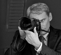 Der in Bonn geborene Fotograf Daniel Engelke bei der Arbeit